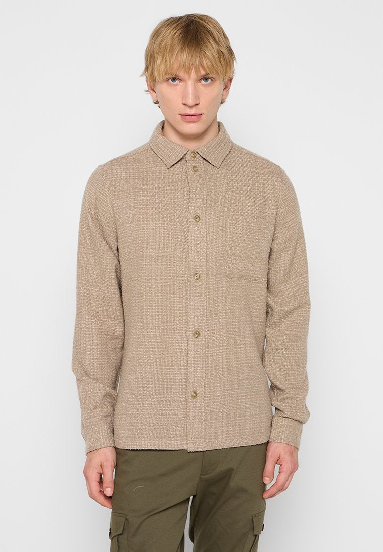 Beige Hemd mit Knopfleiste aus strukturiertem Stoff, langen Ärmeln und einer einzigen Brusttasche. Verfügt über einen klassischen Kragen und dezente Steppdetails.
