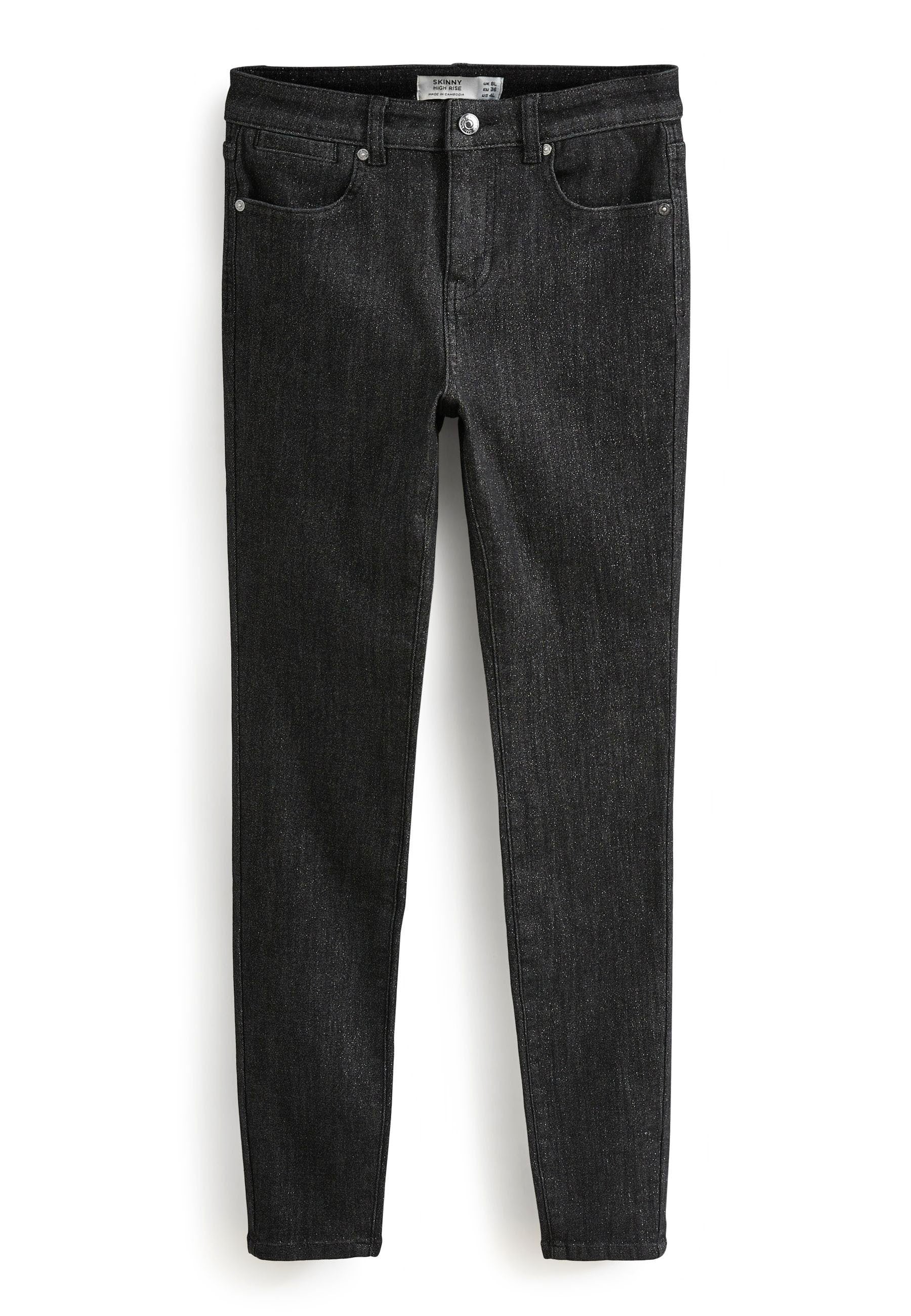 Schlanke Jeans aus dunkelgrauem Denim mit leichter Ausbleichung, fünf Taschen, frontaler Knopfverschluss und metallischen Nieten. Keine sichtbaren Muster oder Akzente.