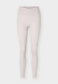 Hellbeige nahtlose Leggings mit hoher Taille und einem Detail eines gekreuzten Taillenbunds, flach auf weißem Hintergrund gezeigt.