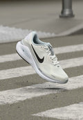 Nike Performance STRUCTURE 26 - Road running shoes - white/black/pure platinum-coloured