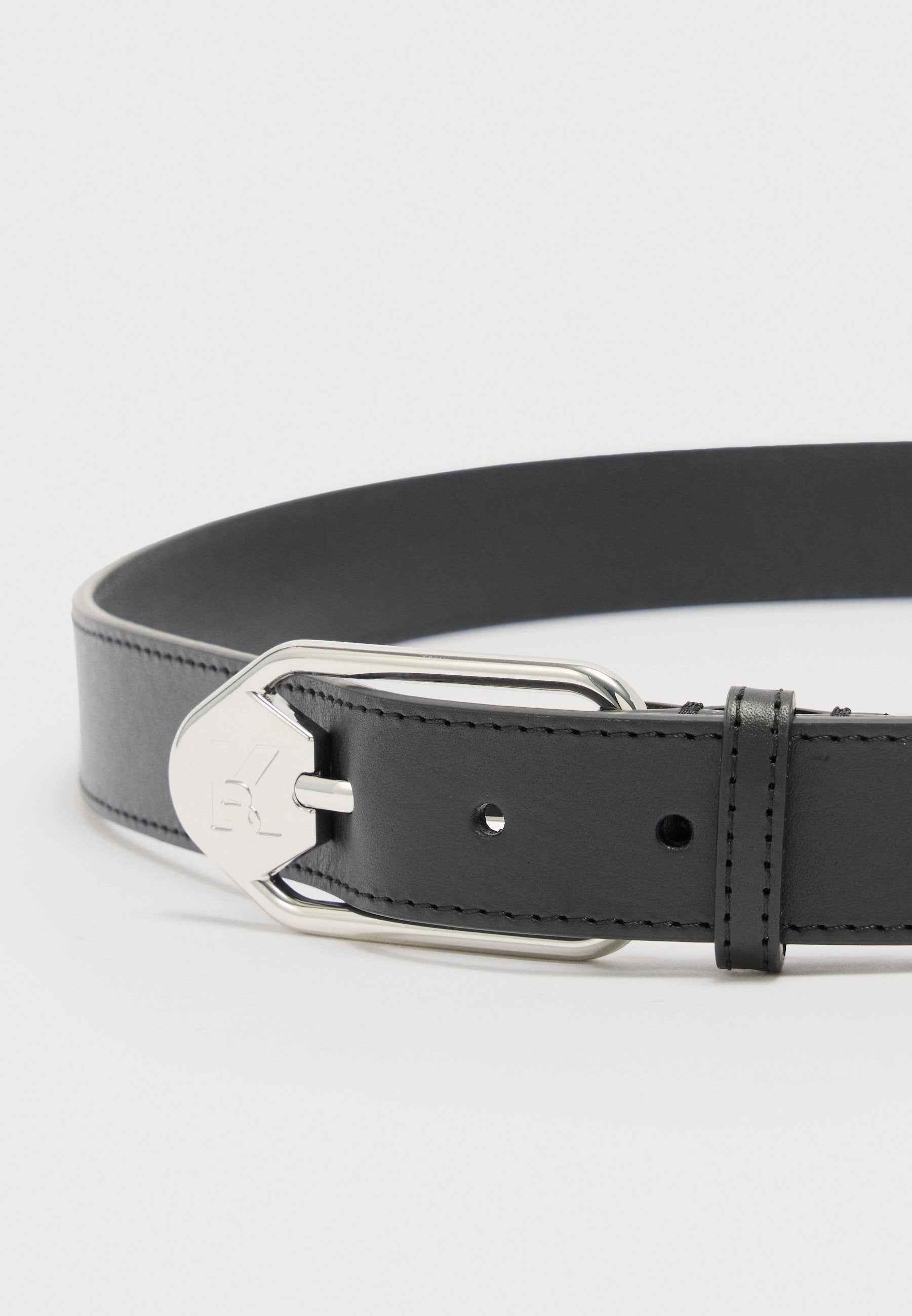 LOGO BUCKET BELT Media 3
