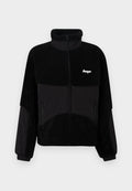 Schwarze Fleecejacke mit hohem Kragen, kontrastierenden schwarzen Stoffpanelen, seitlichen Reißverschlusstaschen und kleinem Logo auf der Brust.