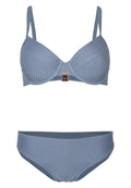 Hellblaues, geripptes Bikini-Set mit gepolstertem Oberteil, verstellbaren Trägern und einem Verschluss, kombiniert mit mittelhohen Bikini-Höschen.