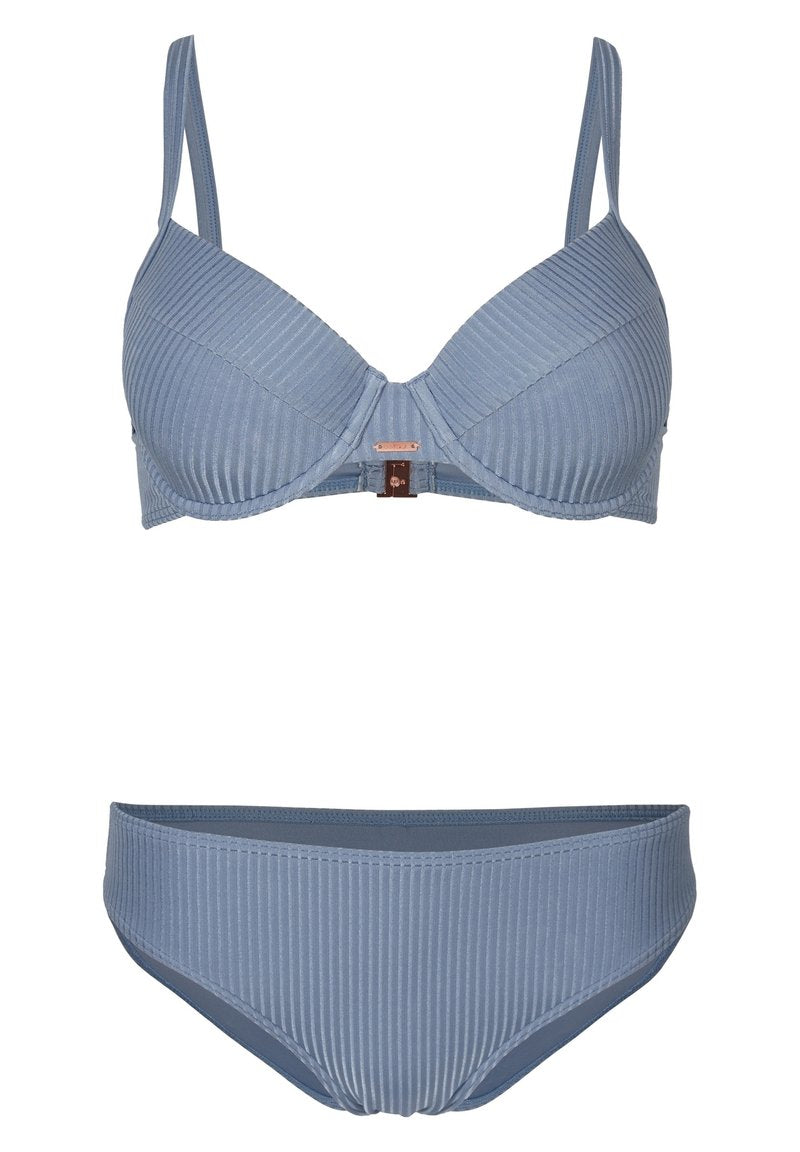 Hellblaues, geripptes Bikini-Set mit gepolstertem Oberteil, verstellbaren Trägern und einem Verschluss, kombiniert mit mittelhohen Bikini-Höschen.
