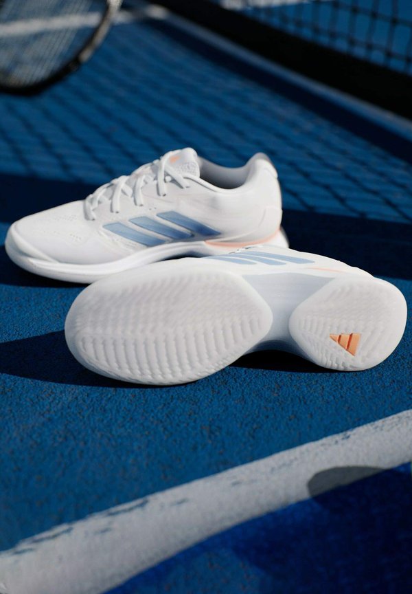 adidas Performance AVACOURT 3