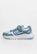 Blauer und weißer Kindersneaker mit irisierenden Einsätzen, Klettverschluss mit der Aufschrift „Richter“, gepolstertem Schaft und strukturierter weißer Sohle.