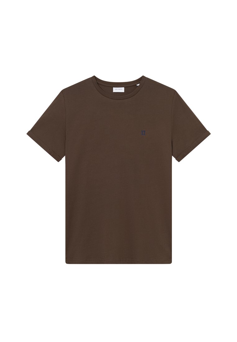Braunes Baumwoll-T-Shirt mit kurzen Ärmeln, Rundhalsausschnitt und kleinem blauen Logo auf der linken Brust. Glatte Textur und lässige Passform.