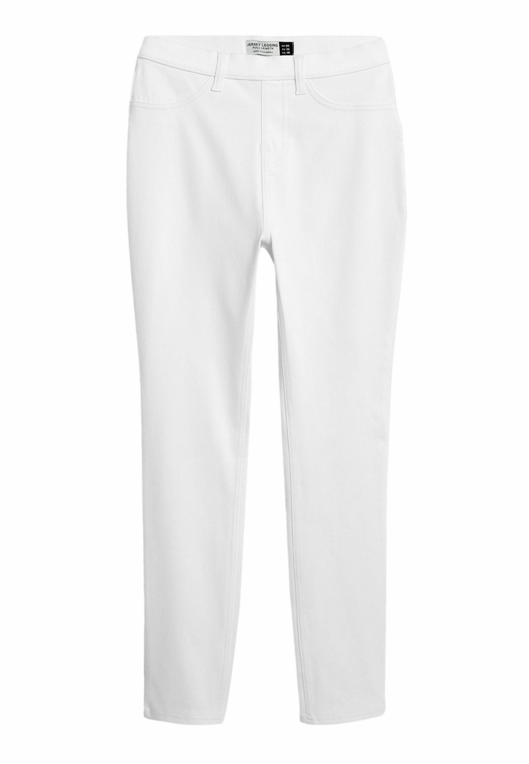 Weißdehnbare Leggings mit glatter Textur, mittelhoher Taille, zwei Vordertaschen und genähten Details entlang der Nähte.