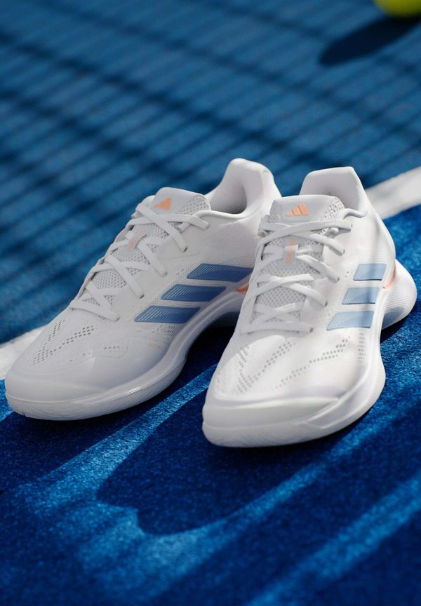 adidas Performance AVACOURT 3