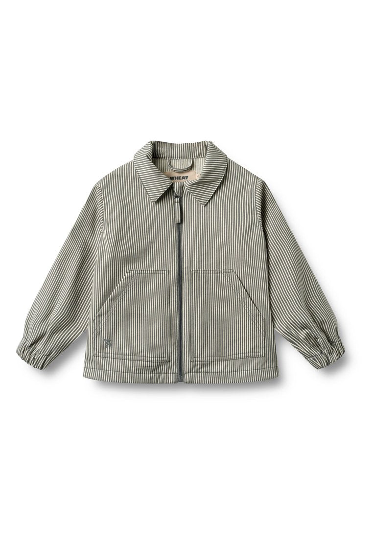 Gestreifte Sweatjacke mit Reißverschluss in gedämpftem Grün und Weiß. Mit langen Ärmeln, einem Kragen und zwei vorderen Taschen. Glatte Stoffstruktur.
