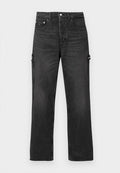 Schwarze Denim-Jeans mit geradem Bein, ausgestattet mit Seitentaschen und dezenten Stickdetails. Glatte Textur mit einem leicht verwaschenen Finish.