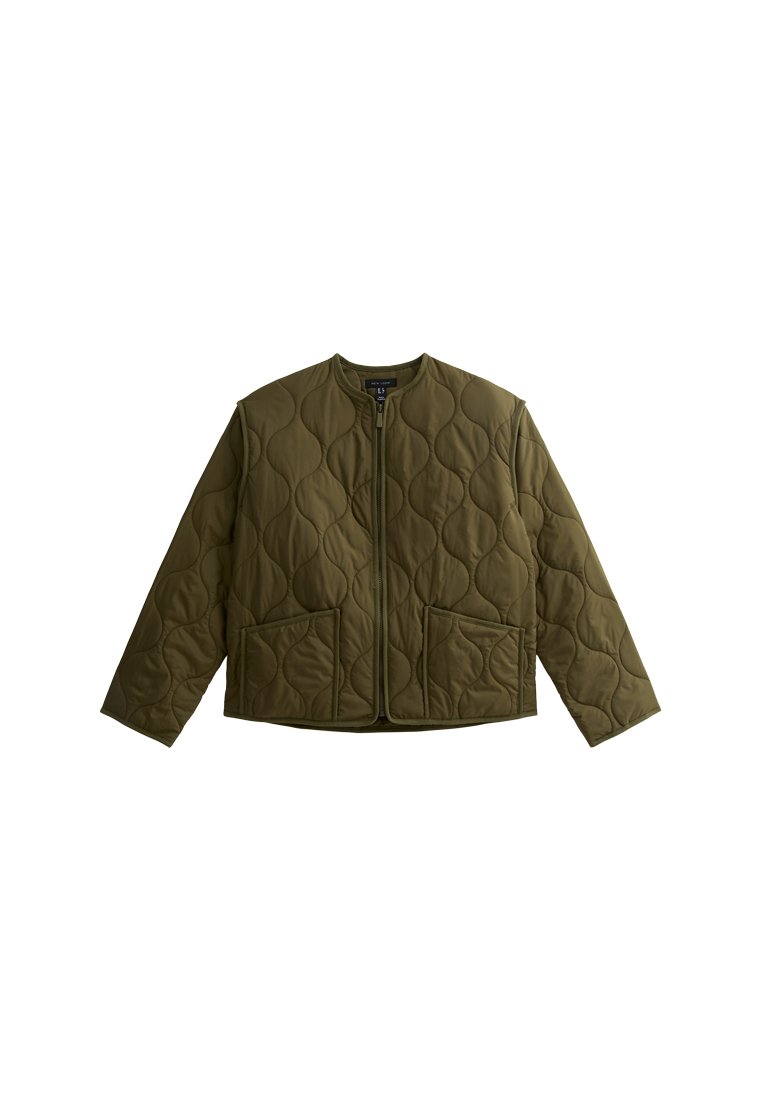 Olivgrüne, gesteppte Jacke mit Rundhalsausschnitt, Frontreißverschluss und zwei Seitentaschen. Verfügt über ein strukturiertes, gepolstertes Design zur Isolierung.