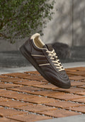 Brauner Ledersneaker mit cremefarbenen Schnürsenkeln, strukturierten Mustern und einer Gummisohle. Verfügt über die "TOMMY JEANS"-Logo und ein gepolstertes Kragen-Design.