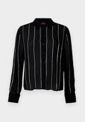 Schwarzes Langarmshirt mit Knopfleiste, vertikalen silbernen Streifen, Kragen und strukturiertem Stoff.