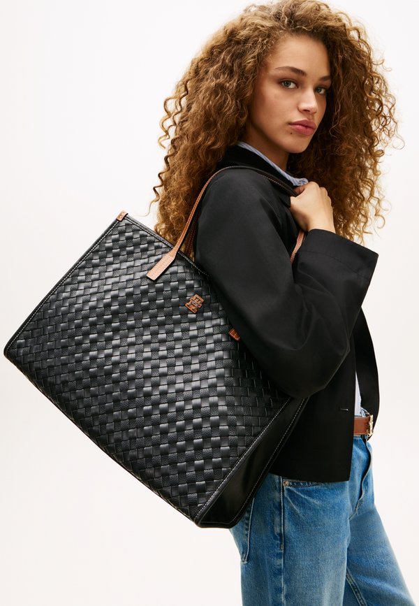 Tommy Hilfiger CITY TH MONOGRAM WOVEN TOTE BAG - Tote bag - black mix