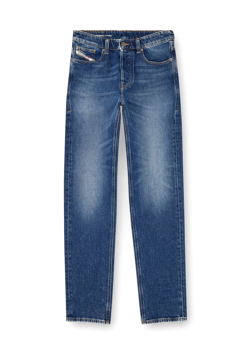 Jeans aus Denim in mittlerem Blau mit einer verwaschenen Optik. Mit fünf Taschen, Gürtelschlaufen und geradem Bein. Die Nähte sind sichtbar hervorgehoben.