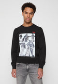 Schwarzer Sweatshirt mit einem bedruckten Grafikmotiv, das Models in verschiedenen Posen zeigt. Gerippte Bündchen und Saum. Rotes Logo auf der Brust.