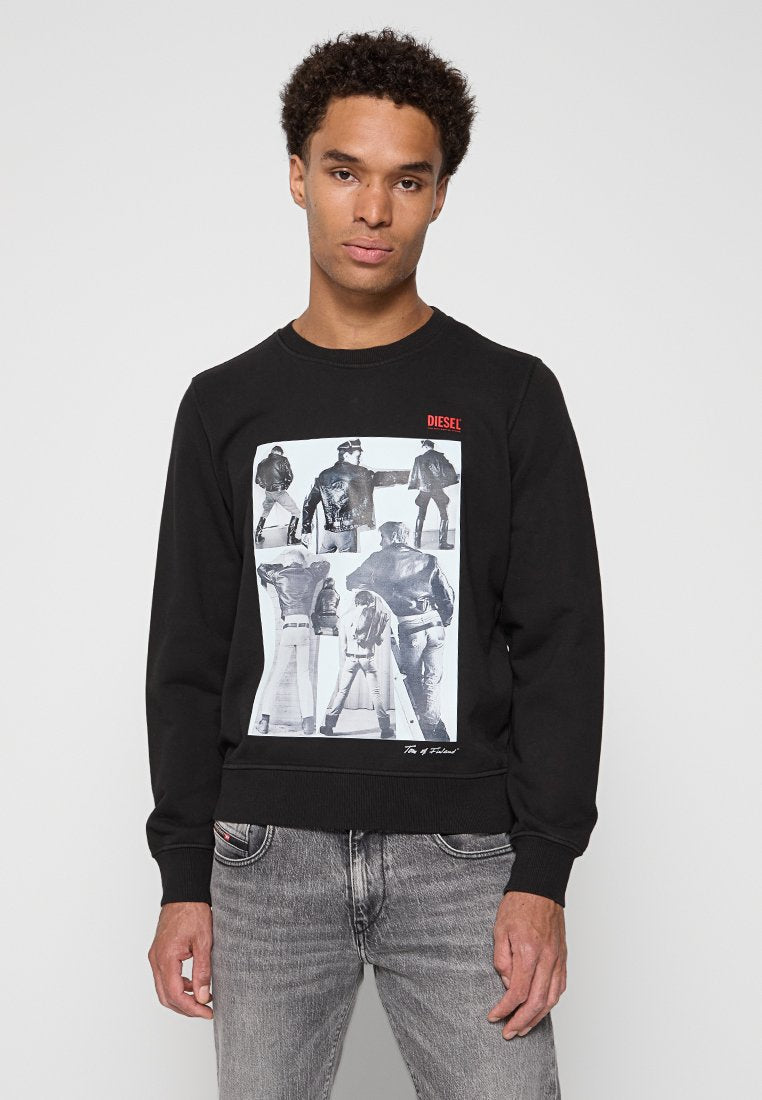 Schwarzer Sweatshirt mit einem bedruckten Grafikmotiv, das Models in verschiedenen Posen zeigt. Gerippte Bündchen und Saum. Rotes Logo auf der Brust.