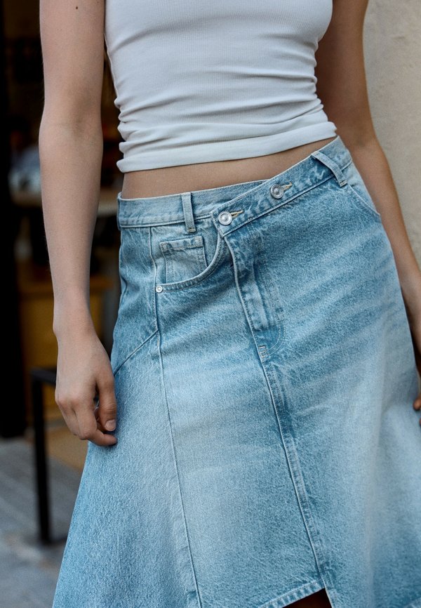 Bershka ASYMMETRIC DENIM - MIDI SKIRT - Denim skirt - light blue