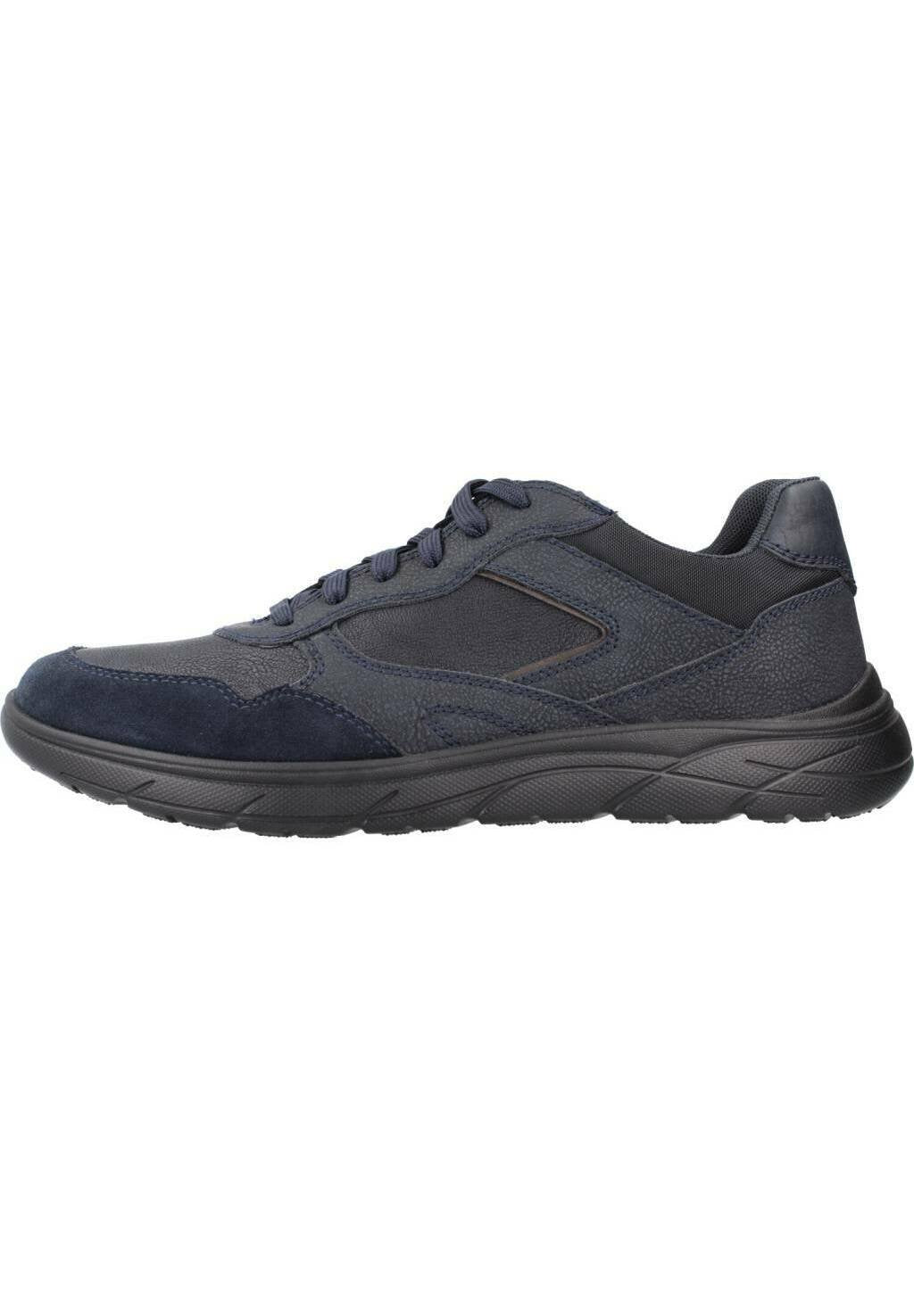 Marineblaue Sportschuhe aus einer Kombination von strukturiertem Wildleder und glattem Synthetikmaterial, mit einer gepolsterten schwarzen Gummisohle und Schnürsenkeln.