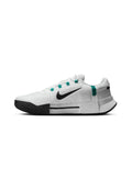 Weißer Nike Sportschuh mit schwarzer Sohle und Swoosh, türkisfarbenen Schnürsenkel-Schlaufen und Mesh-Obermaterial, seitliche Ansicht auf weißem Hintergrund.