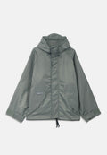 Hellgrüne Jacke mit Kapuze, mit glatter Textur, zwei Vordertaschen, Kordelzug am Saum und Klettverschlussärmeln. Hergestellt aus leichtem Material.
