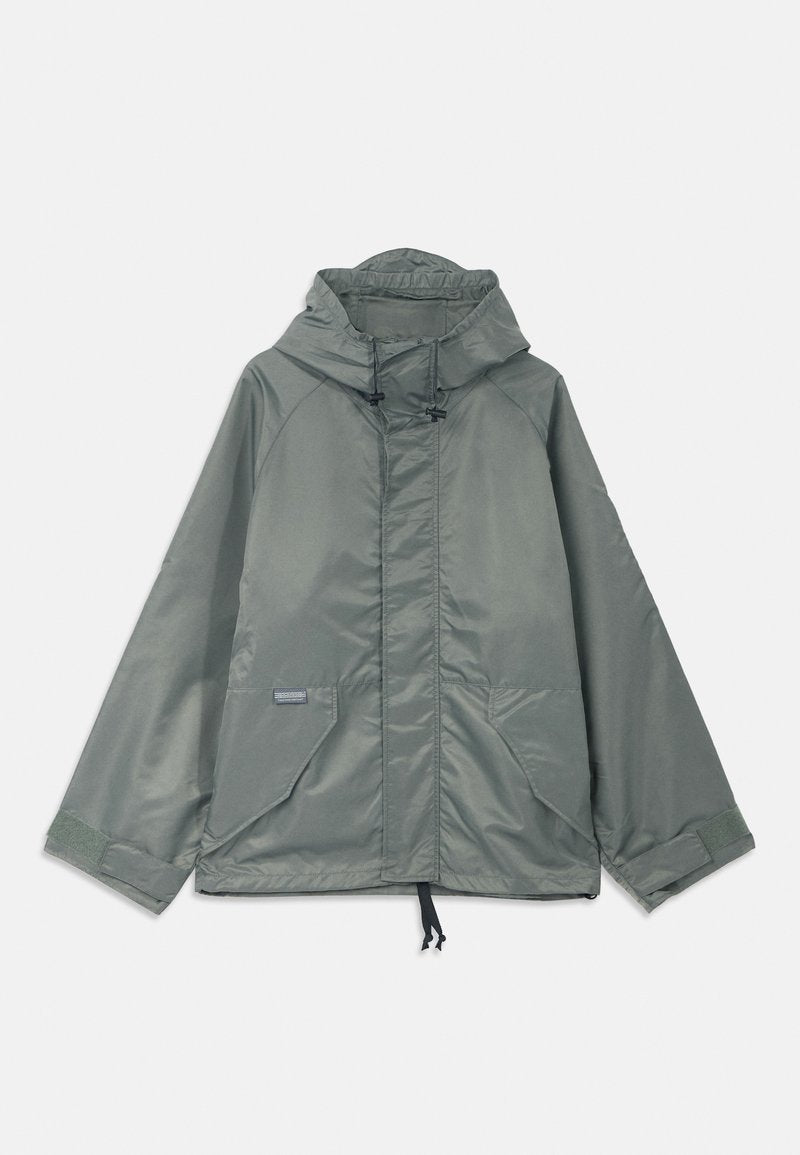 Hellgrüne Jacke mit Kapuze, mit glatter Textur, zwei Vordertaschen, Kordelzug am Saum und Klettverschlussärmeln. Hergestellt aus leichtem Material.
