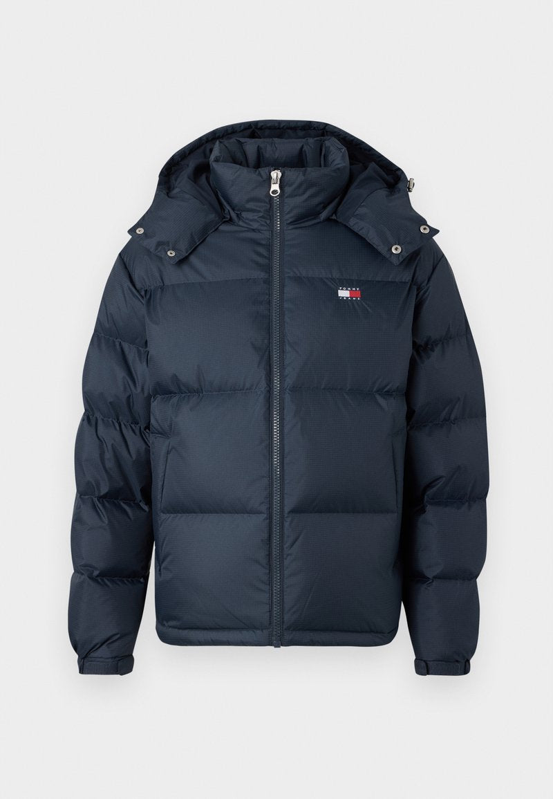 Dunkelblaues Steppjacke mit Reißverschluss, Kapuze und gepolstertem Design. Verfügt über ein Logo-Patch auf der Brust und Druckknöpfe an der Kapuze.