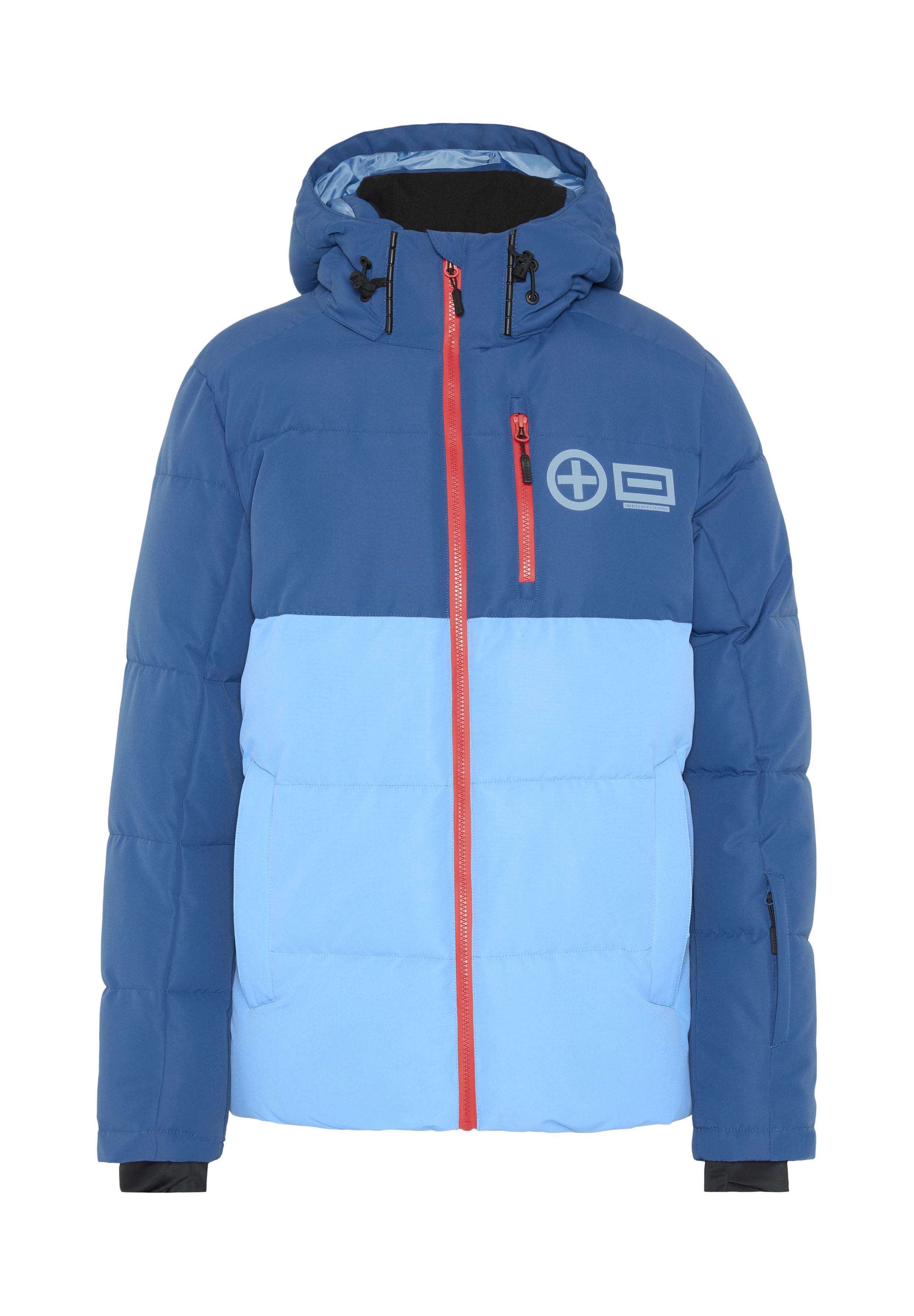 Blaue und hellblaue Steppjacke mit roten Reißverschlüssen, einer Kapuze und Reißverschlusstaschen. Auf der Brust befindet sich ein Logo, und das Material hat eine gesteppte Textur.