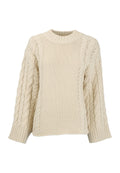 Strickpullover in Cremeton mit strukturiertem Muster und geflochtenem Design an den Ärmeln, geripptem Halsausschnitt und Saum. Grob gestrickte Konstruktion.