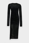 Schwarzes Samt-Kleid mit langen Ärmeln und enganliegender Silhouette, gerafften Seitendetails und einem Schlitz am Saum. Verfügt über Knopfverzierungen auf einer Seite.