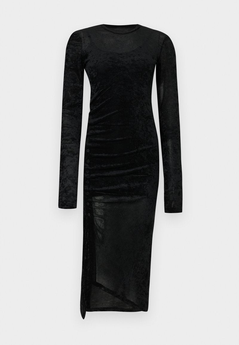 Schwarzes Samt-Kleid mit langen Ärmeln und enganliegender Silhouette, gerafften Seitendetails und einem Schlitz am Saum. Verfügt über Knopfverzierungen auf einer Seite.