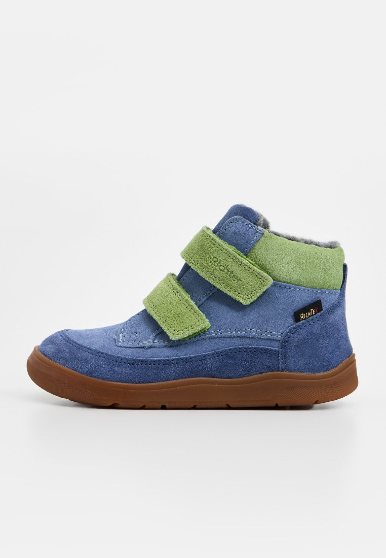 Blaue und grüne Wildleder-Sneaker in mittlerer Höhe mit zwei verstellbaren Klettverschlüssen und einer braunen Gummisohle. Verfügt über ein weiches Futter für zusätzlichen Komfort.