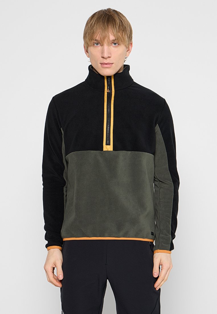 Schwarzer und olivgrüner Fleece-Pullover mit Reißverschluss, hohem Kragen und kontrastierendem orangefarbenem Reißverschluss; weiche Textur und farblich abgestimmtes Design.