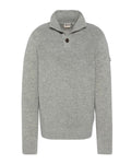 Grauer Wollpullover mit hohem Kragen, der ein strukturiertes Strickmuster und zwei braune Knöpfe am Halsbereich aufweist.