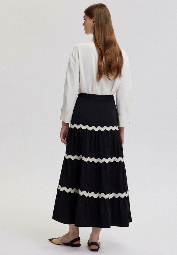 Touché Privé STRIPE DETAILED FLOUNCE