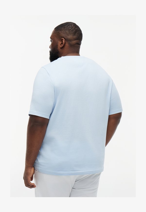 Tommy Hilfiger BT-SCRIPT STACK TEE-B - BRAND LOVE - Basic T-shirt - breezy blue