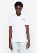 Weißes Poloshirt aus Baumwolle mit Kragen und kurzen Ärmeln. Mit einem roten und schwarzen Logo auf der linken Brustseite.