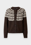 Brauner Strickcardigan mit weißem geometrischem Muster entlang der Passe, Rundhals und fünf schwarzen Knöpfen an der Vorderseite. Weiche Textur.