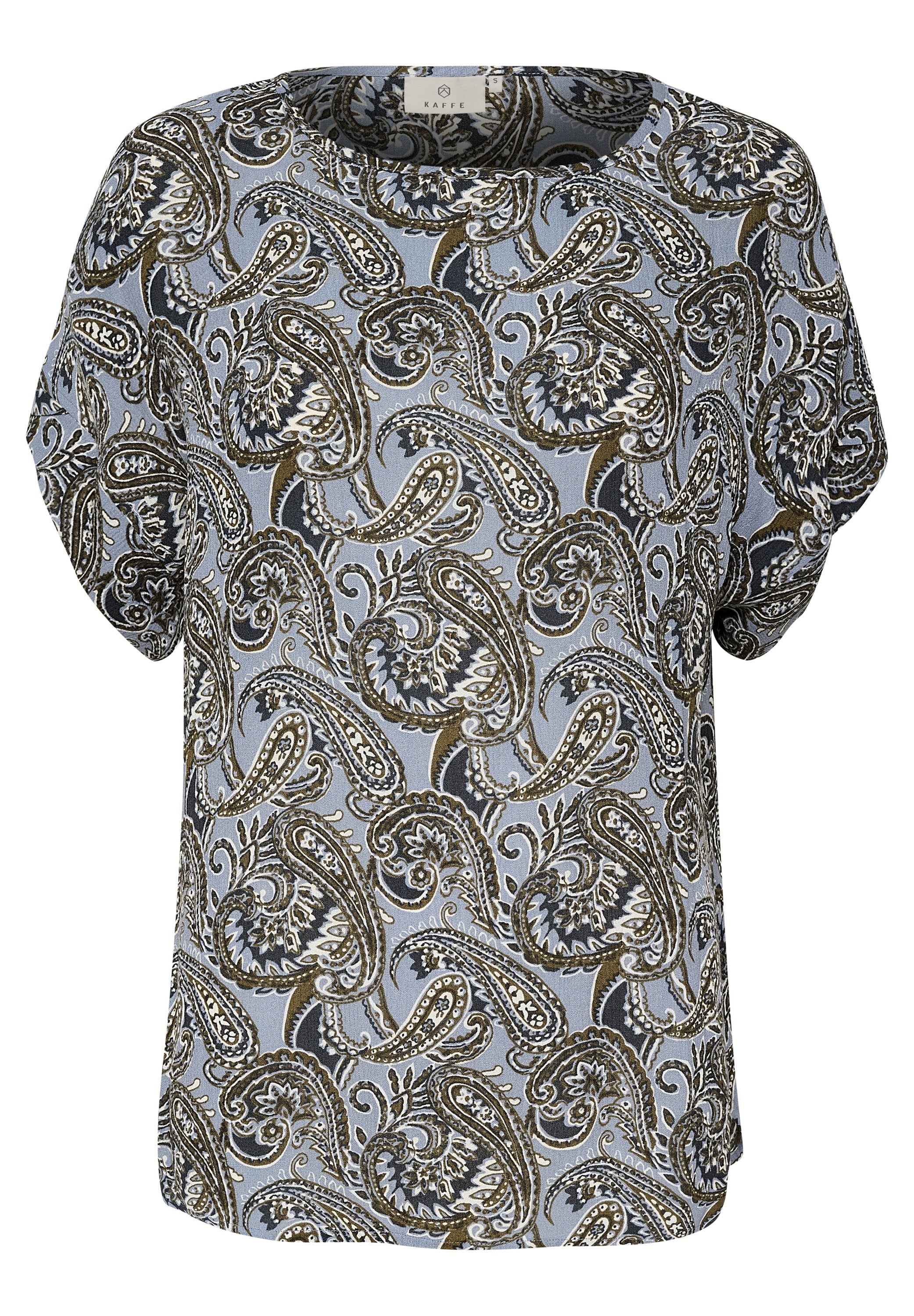 Kurzärmlige Bluse in Hellblau mit einem Paisleymuster in Dunkelbraun und Weiß. Glattes Material mit lockerer Passform und rundem Ausschnitt.
