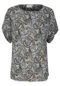 Kurzärmlige Bluse in Hellblau mit einem Paisleymuster in Dunkelbraun und Weiß. Glattes Material mit lockerer Passform und rundem Ausschnitt.