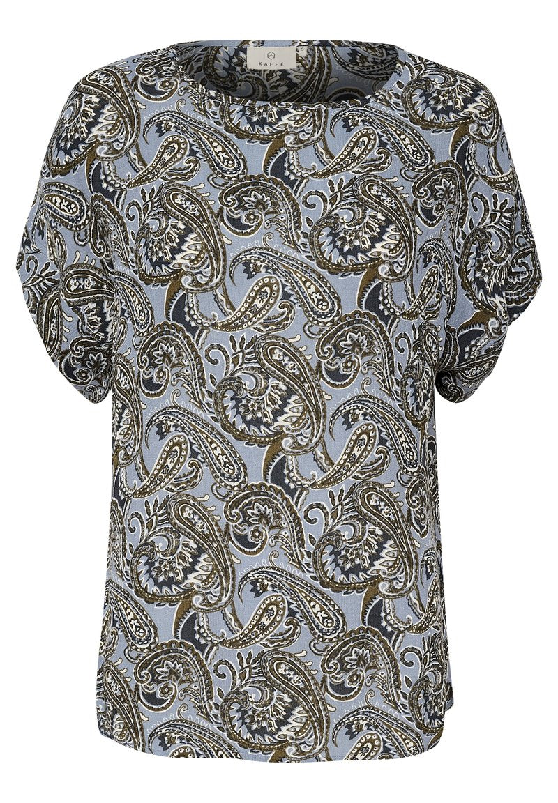 Kurzärmlige Bluse in Hellblau mit einem Paisleymuster in Dunkelbraun und Weiß. Glattes Material mit lockerer Passform und rundem Ausschnitt.