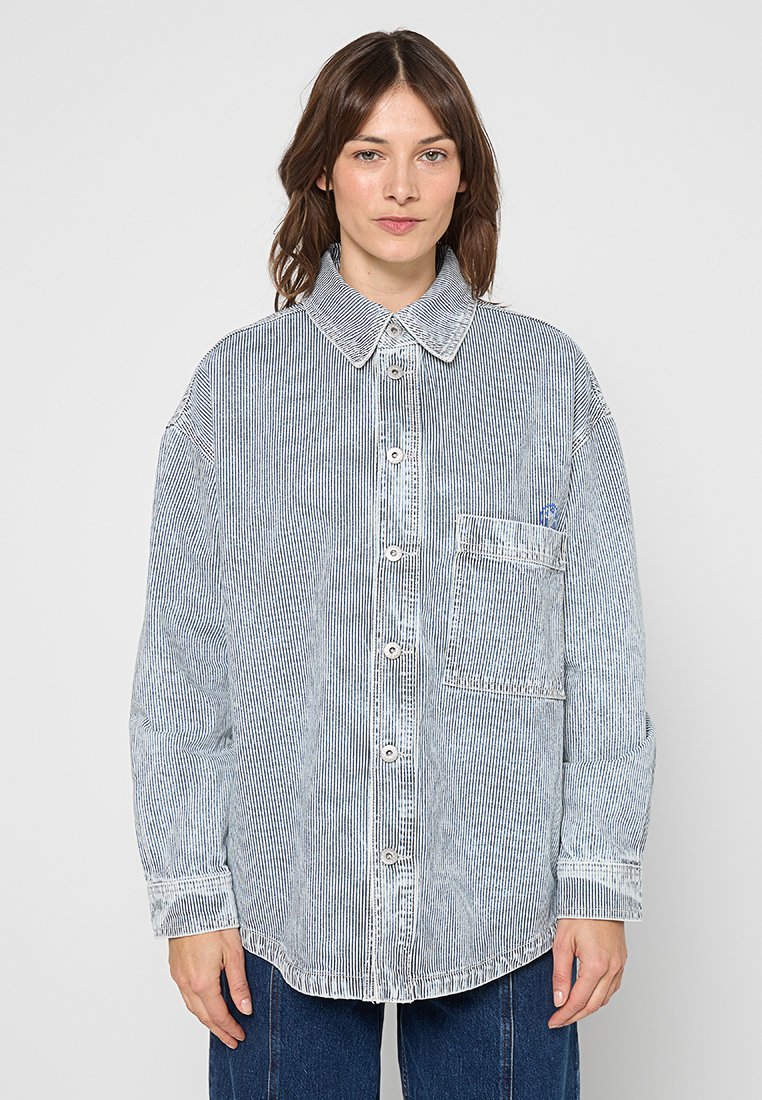 Gestreifte, übergroße Hemdbluse in Hellblau und Weiß, mit einer Brusttasche und weichem Baumwollstoff mit feiner Struktur.