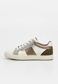 Niedriger weißer Sneaker mit beigen, bronzenen und olivfarbenen Einsätzen, weißen Schnürsenkeln, seitlichem Reißverschluss und geriffelter Sohle auf weißem Hintergrund.