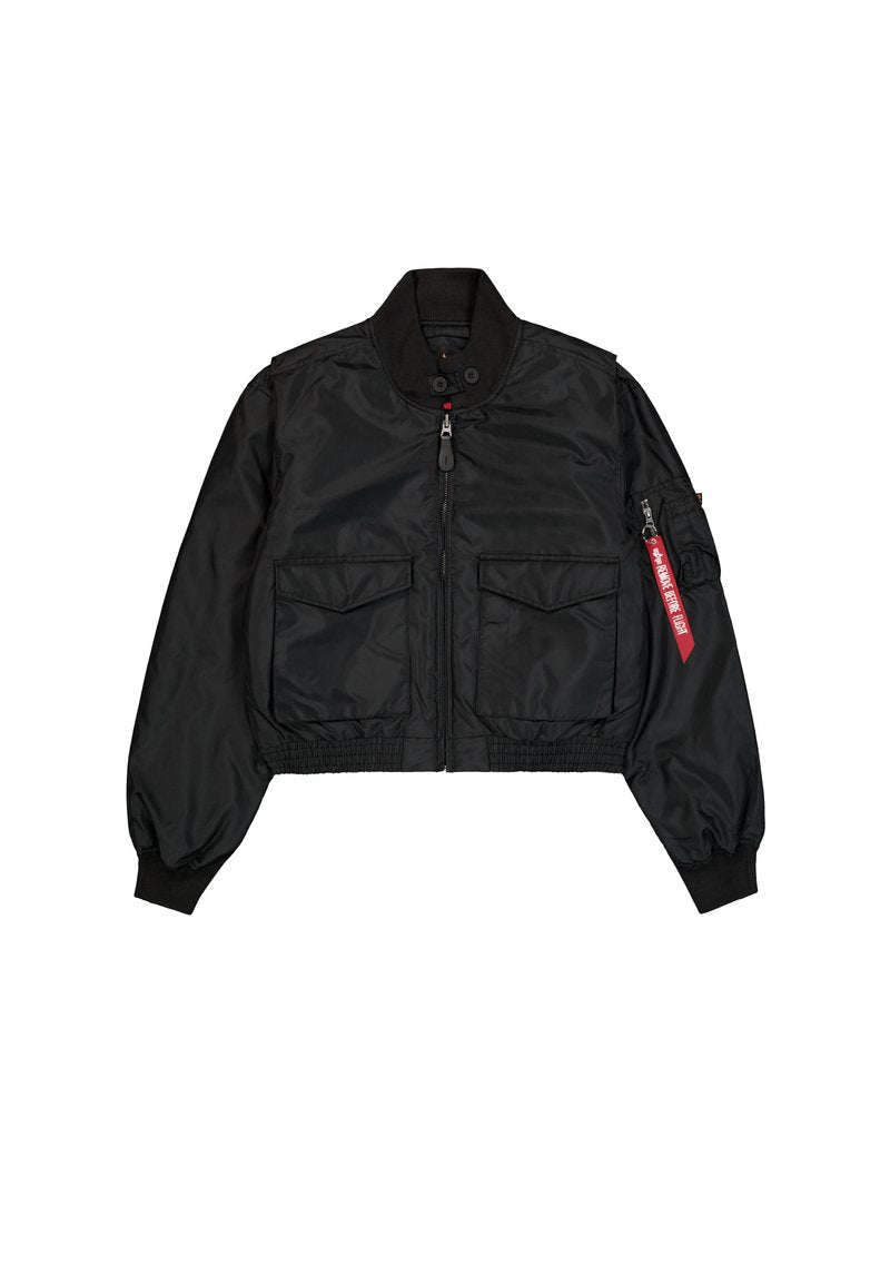 Schwarze, kurz geschnittene Bomberjacke aus satinähnlichem Material mit rundem Kragen, zwei Fronttaschen und einer seitlichen Reißverschlusstasche mit rotem Tab.