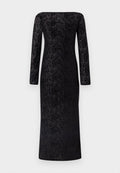 Schwarzes Langarmkleid mit Blumenmuster, geradem Ausschnitt und figurbetontem Design aus strukturiertem Stoff. Bodenlanger Schnitt.