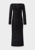 Schwarzes Langarmkleid mit Blumenmuster, geradem Ausschnitt und figurbetontem Design aus strukturiertem Stoff. Bodenlanger Schnitt.