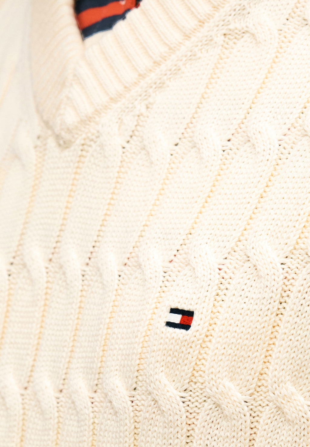 CABLE KNIT V-NECK SWEATER VEST Media 6