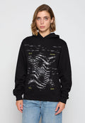 Schwarze Kapuzenjacke mit einem strukturierten grafischen Design in weißen und gelben Buchstaben. Verfügt über eine verstellbare Kapuze und gerippte Bündchen.