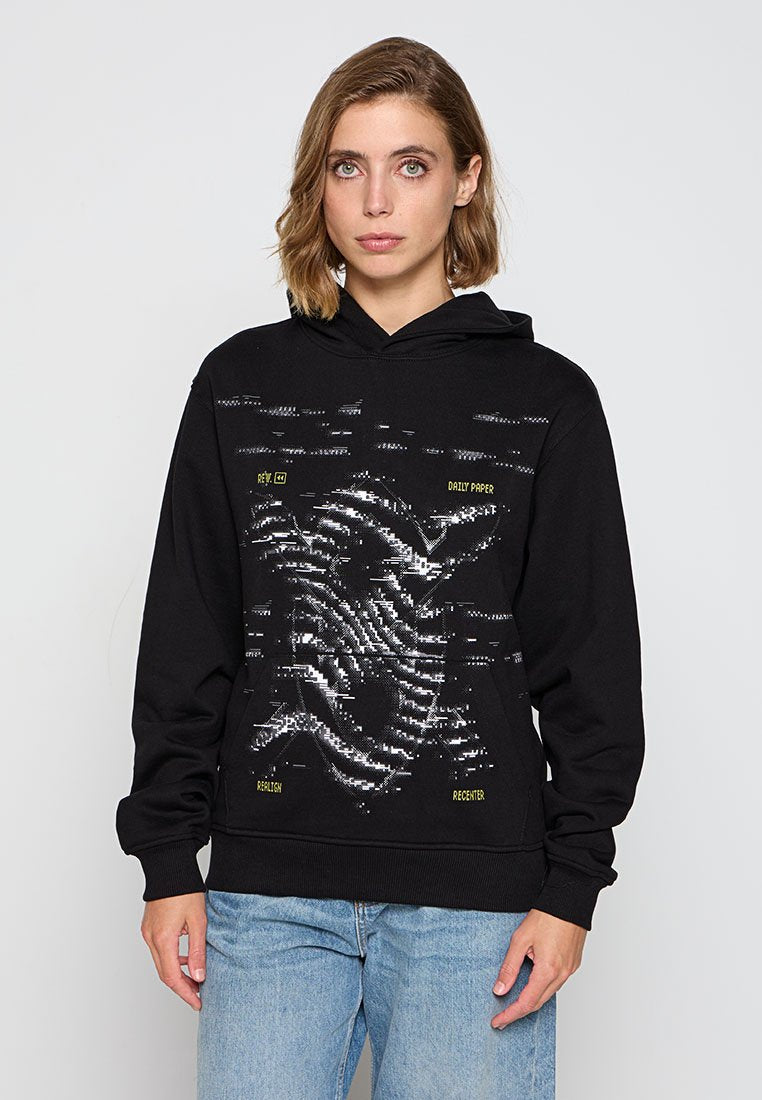 Schwarze Kapuzenjacke mit einem strukturierten grafischen Design in weißen und gelben Buchstaben. Verfügt über eine verstellbare Kapuze und gerippte Bündchen.